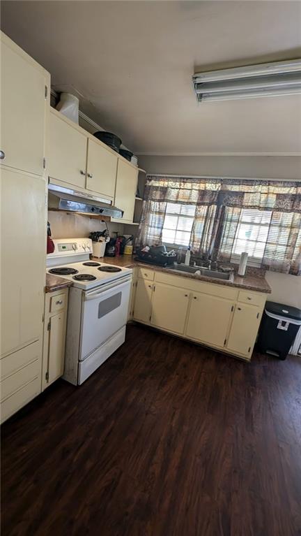 541 Lynmore Circle Macon, GA 31206 - Photo 8 of 18 a kitchen with wooden floors and white stainless steel appliances