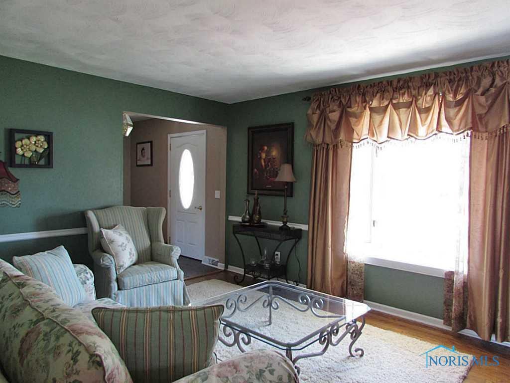 462 Eagle Point Road Rossford, OH 43460 - Photo 9 of 19 Living Room. Large Bay window offers plenty of natural light!