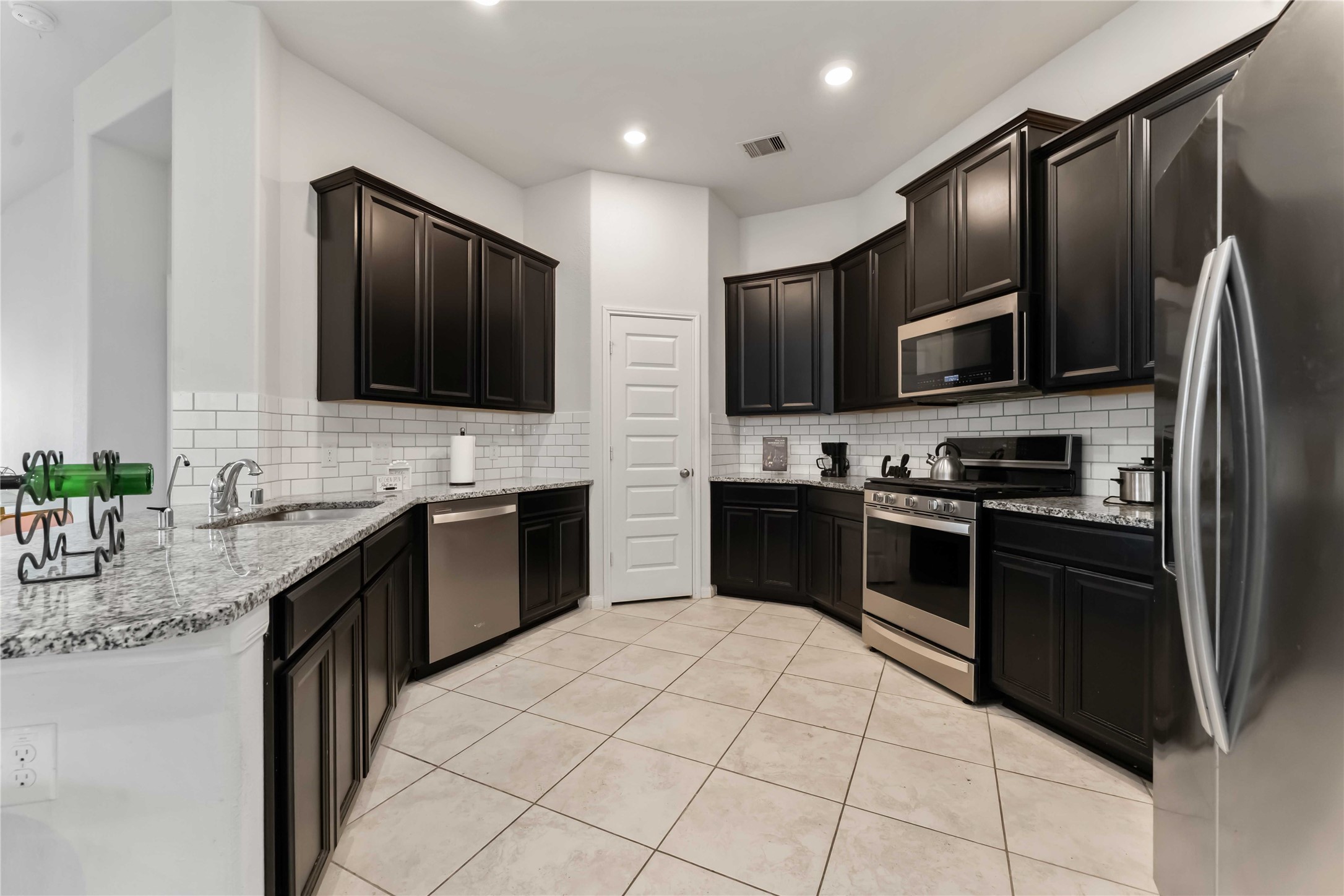 2425 Temple Crag Drive Rosharon, TX 77583 - Photo 3 of 20 Granite countertops & stainless appliances