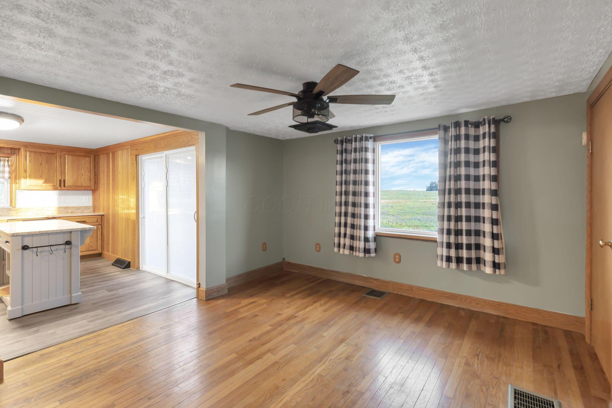 6575 Heigle Road Southwest Amanda, OH 43102 - Photo 25 of 68 Living Room