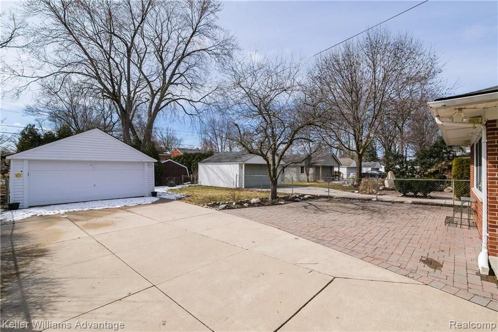 1911 Littlestone Road Grosse Pointe Woods, MI 48236 - Photo 29 of 33
