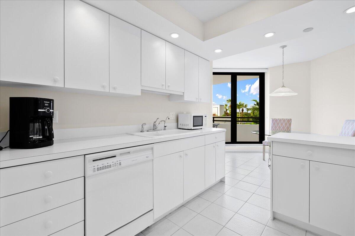 3322 Casseekey Island Road, Unit 201 Jupiter, FL 33477 - Photo 11 of 40 Kitchen
