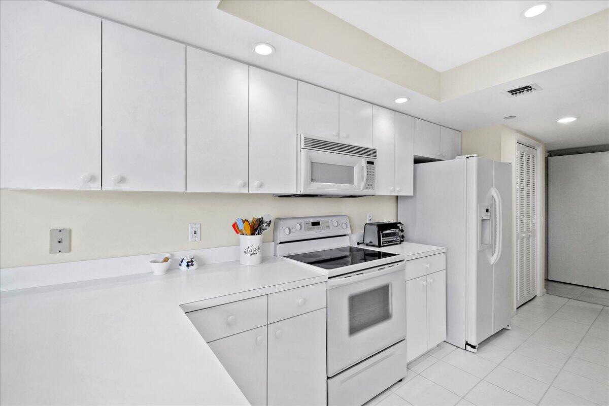 3322 Casseekey Island Road, Unit 201 Jupiter, FL 33477 - Photo 12 of 40 Kitchen