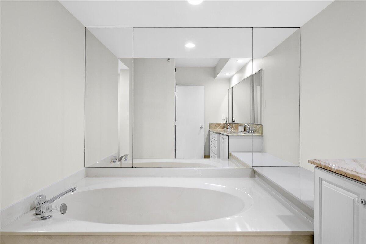 3322 Casseekey Island Road, Unit 201 Jupiter, FL 33477 - Photo 17 of 40 Roman Tub in Primary Bath