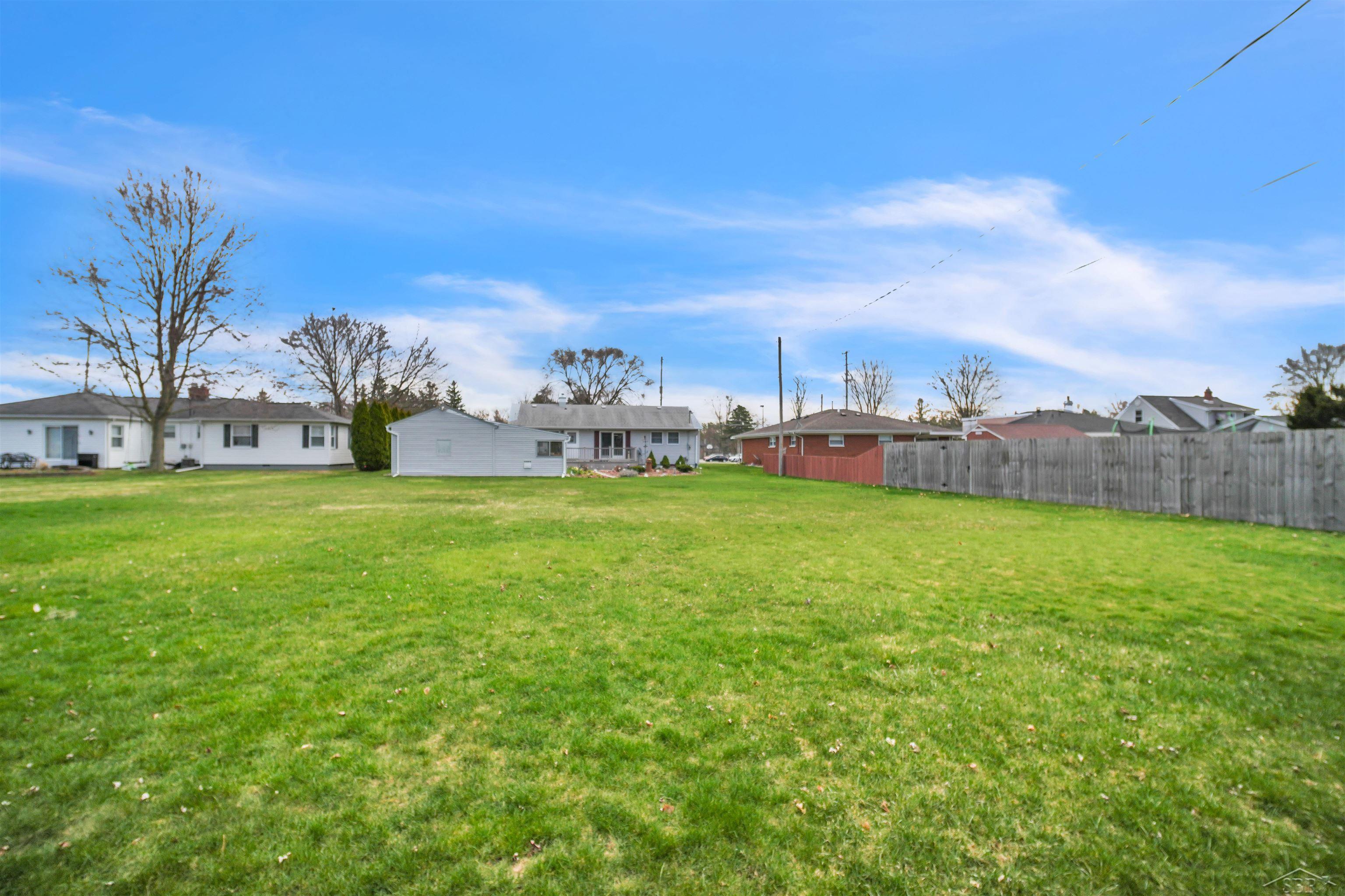 1879 Hemmeter Road Saginaw, MI 48638 - Photo 3 of 21 50138514-eaa7d0c9-807f-4f93-a593-994bdda1f645.JPG