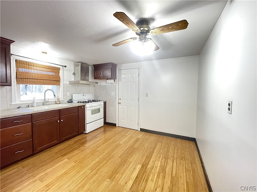 121 Wadsworth Road Clay, NY 13212 - Photo 10 of 32