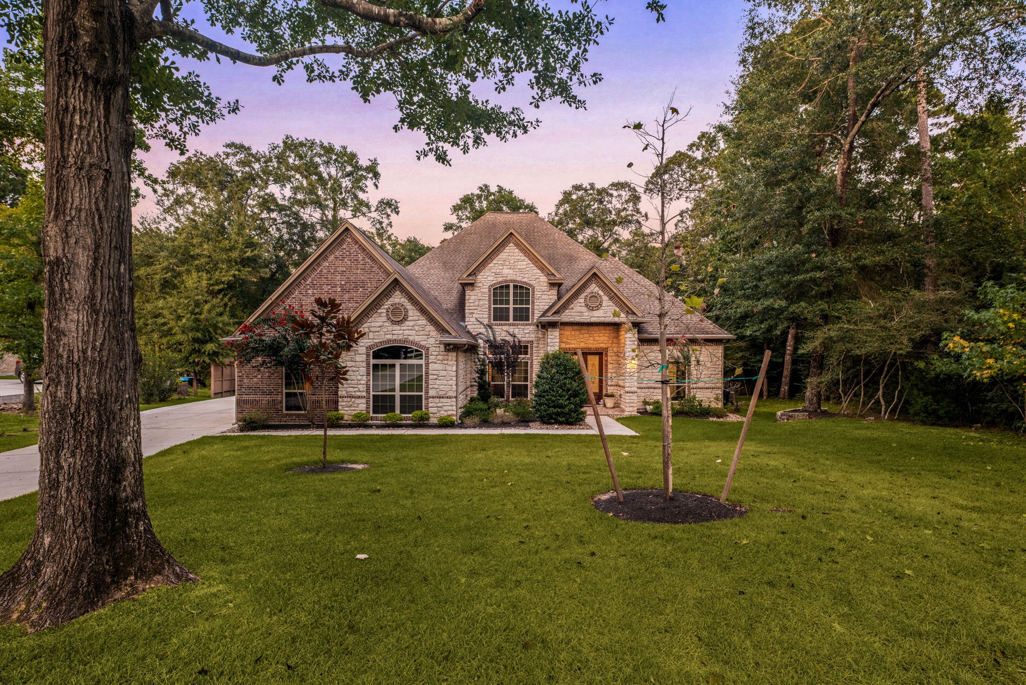 1904 Boulder Ridge Drive Conroe, TX 77304 - Photo 10 of 37 Welcome home to 1904 Boulder Ridge located in Dominion Ridge and zoned to Willis ISD.