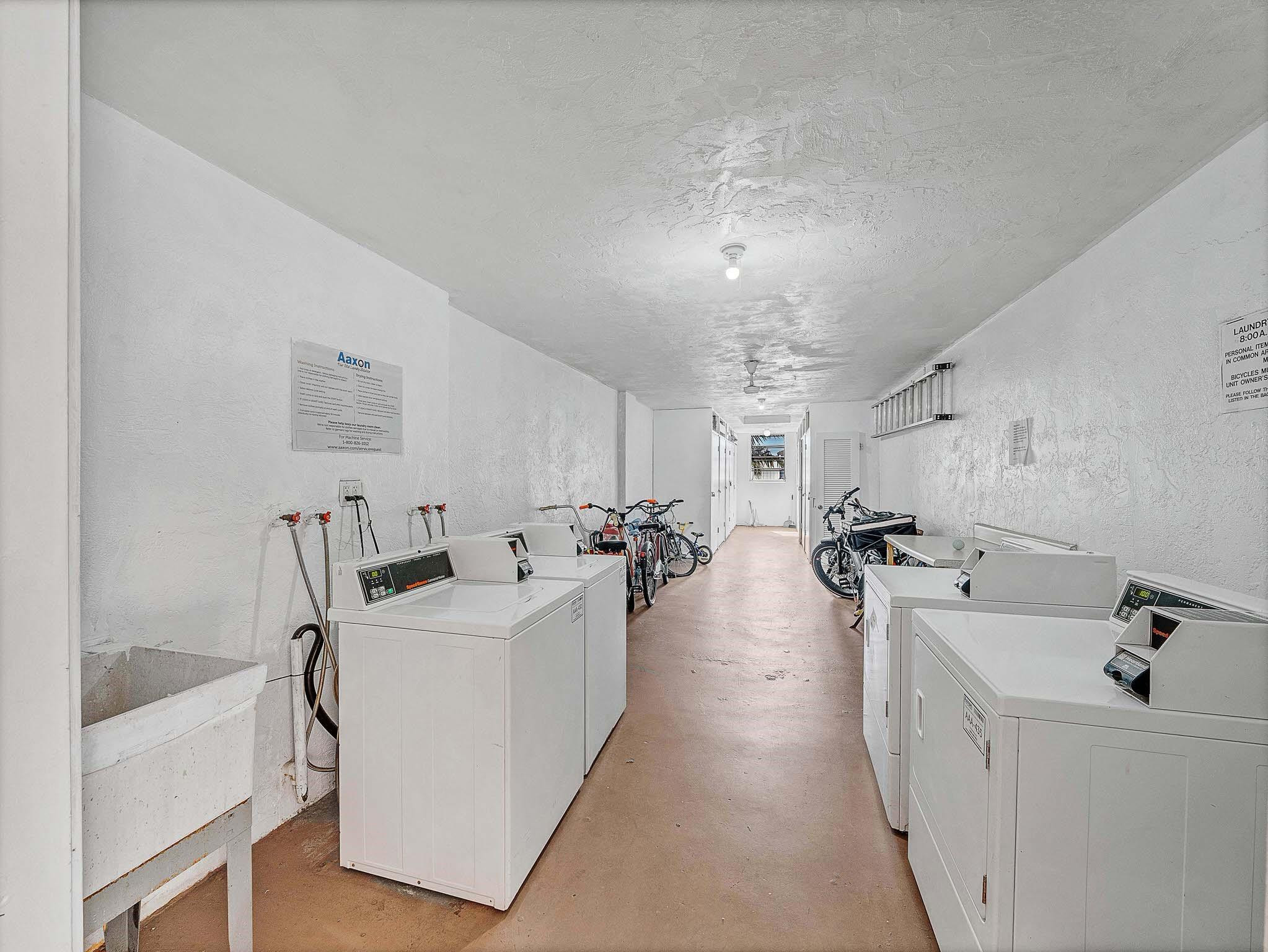 4500 North Federal Highway, Unit 303 Lighthouse Point, FL 33064 - Photo 33 of 40 a living room with furniture and a table