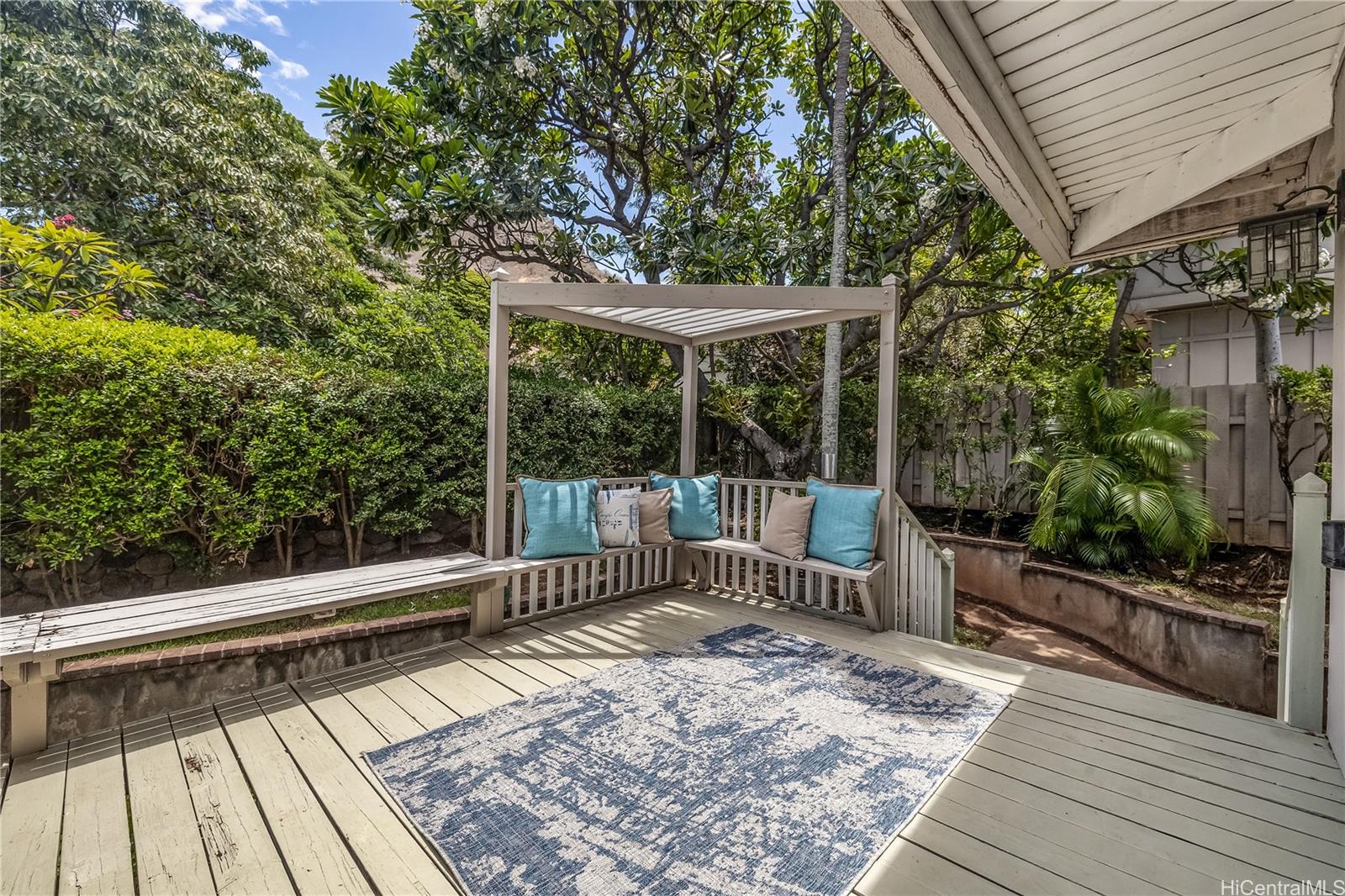 2929 Poni Moi Road, Unit 4 Honolulu, HI 96815 - Photo 12 of 25 a view of deck with a large window and wooden floor