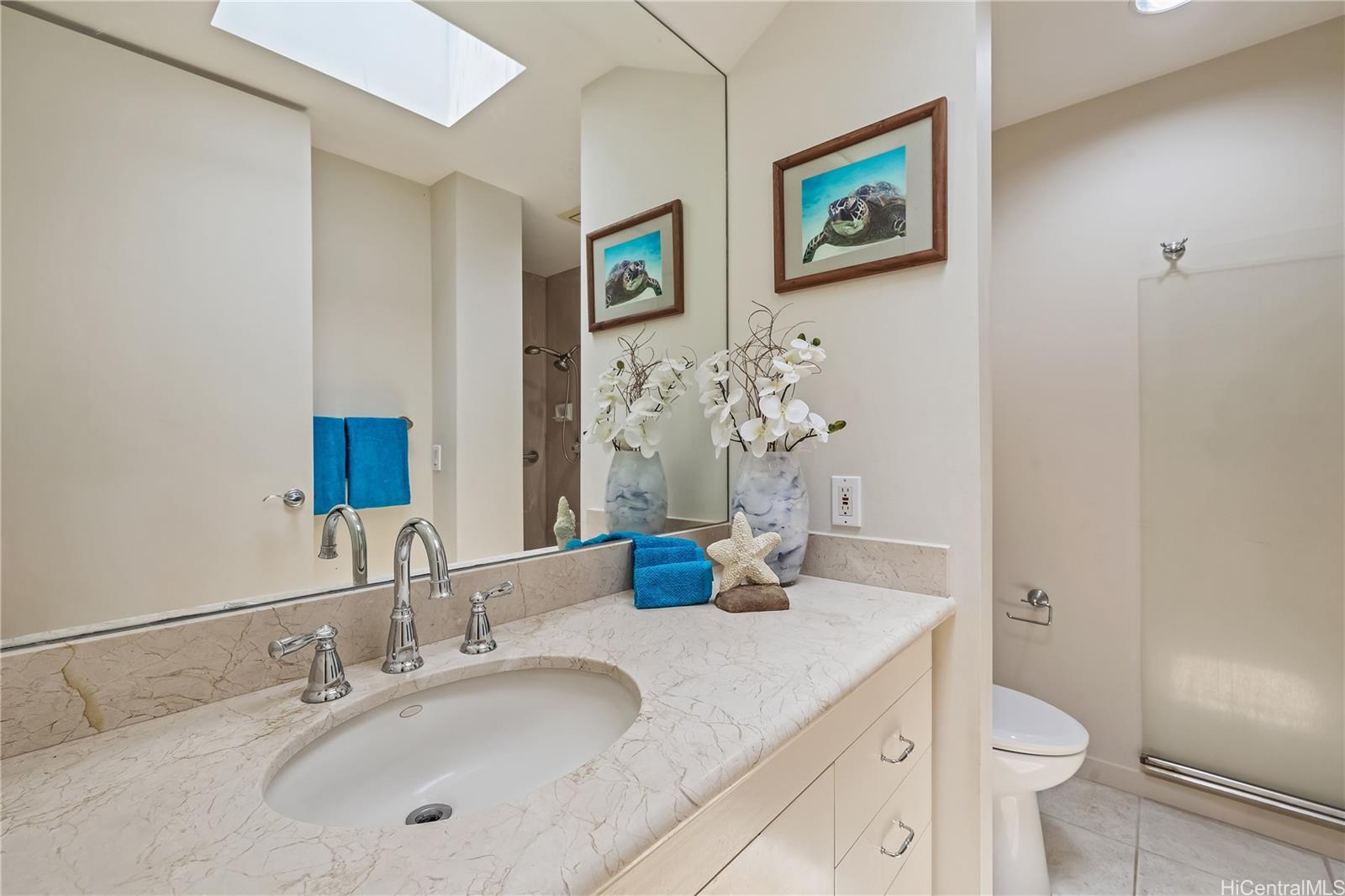 2929 Poni Moi Road, Unit 4 Honolulu, HI 96815 - Photo 21 of 25 a bathroom with a sink a toilet and a mirror