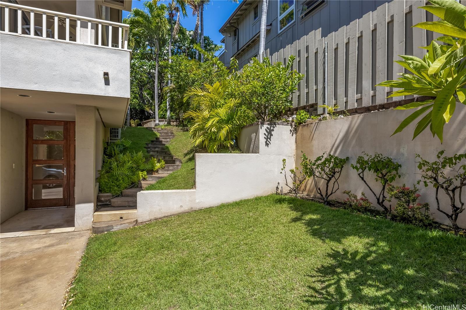 2929 Poni Moi Road, Unit 4 Honolulu, HI 96815 - Photo 25 of 25 front view of a house with a yard