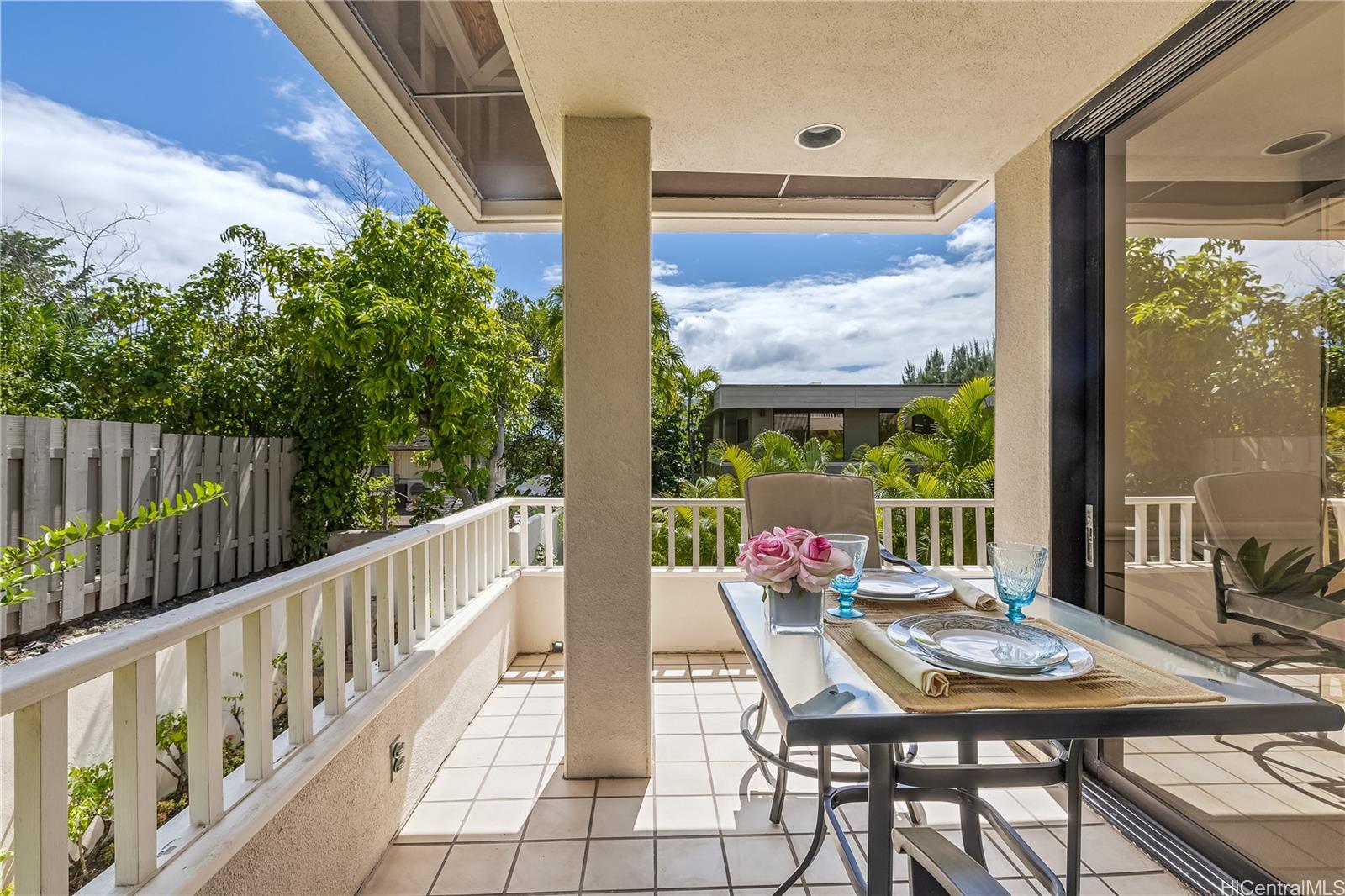 2929 Poni Moi Road, Unit 4 Honolulu, HI 96815 - Photo 8 of 25 a view of a patio with a table chairs and a table