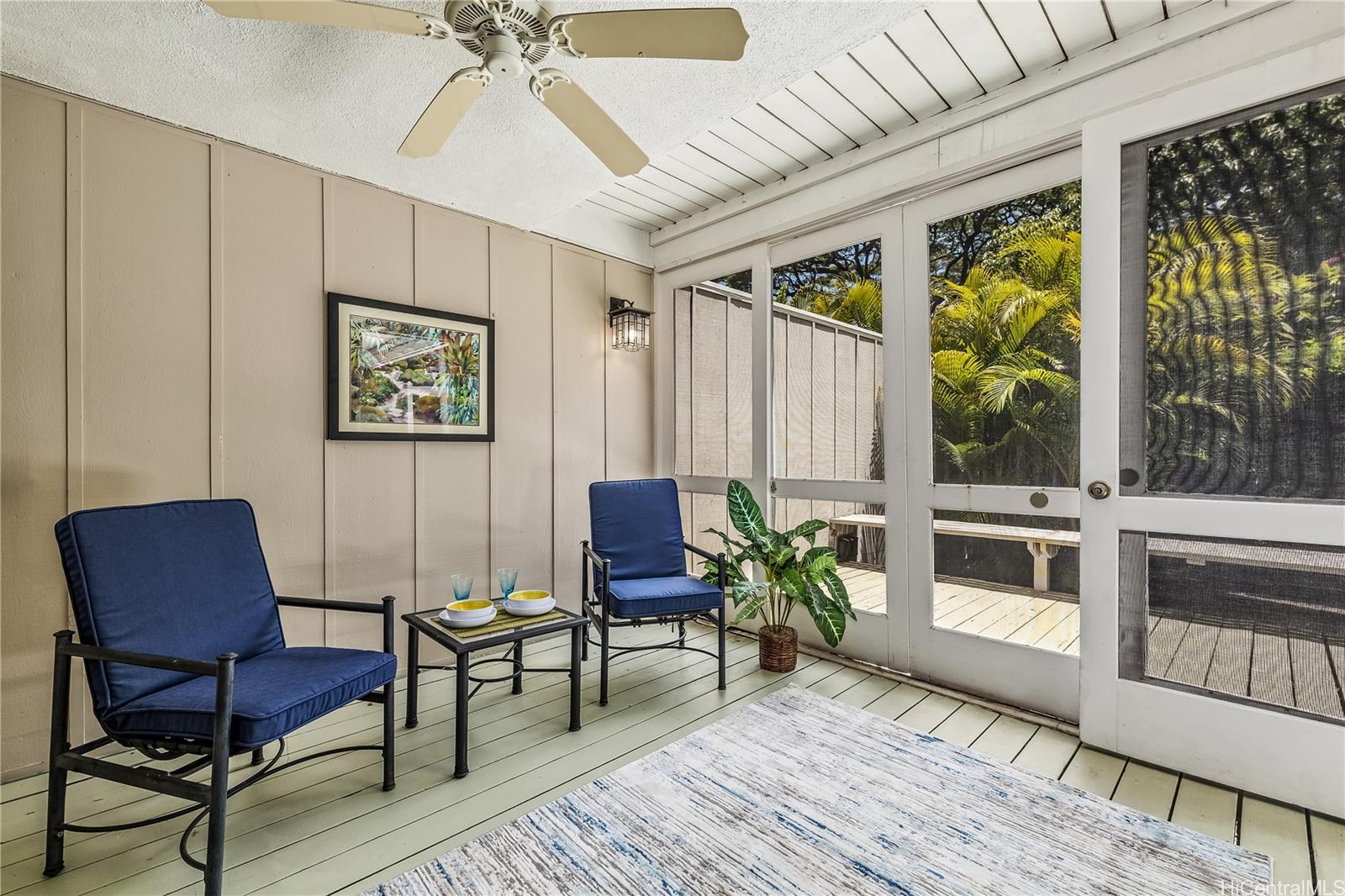2929 Poni Moi Road, Unit 4 Honolulu, HI 96815 - Photo 10 of 25 a living room with furniture and a window