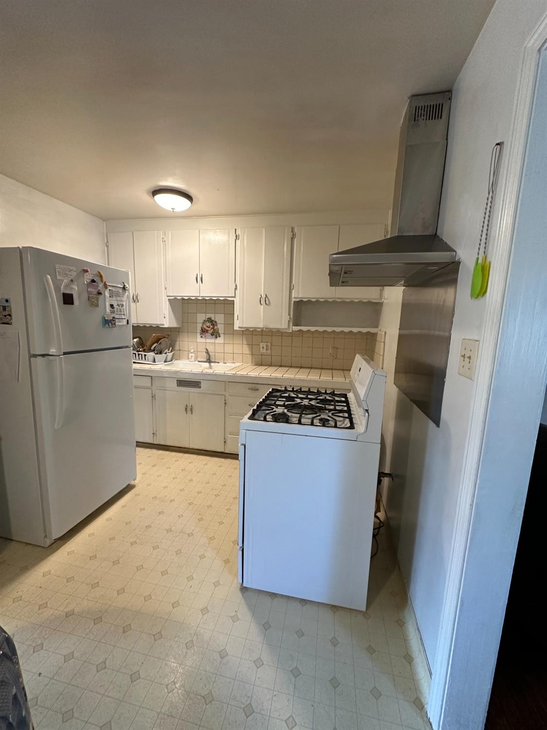 915 West Fountain Way Fresno, CA 93705 - Photo 15 of 20 a kitchen with refrigerator and stove