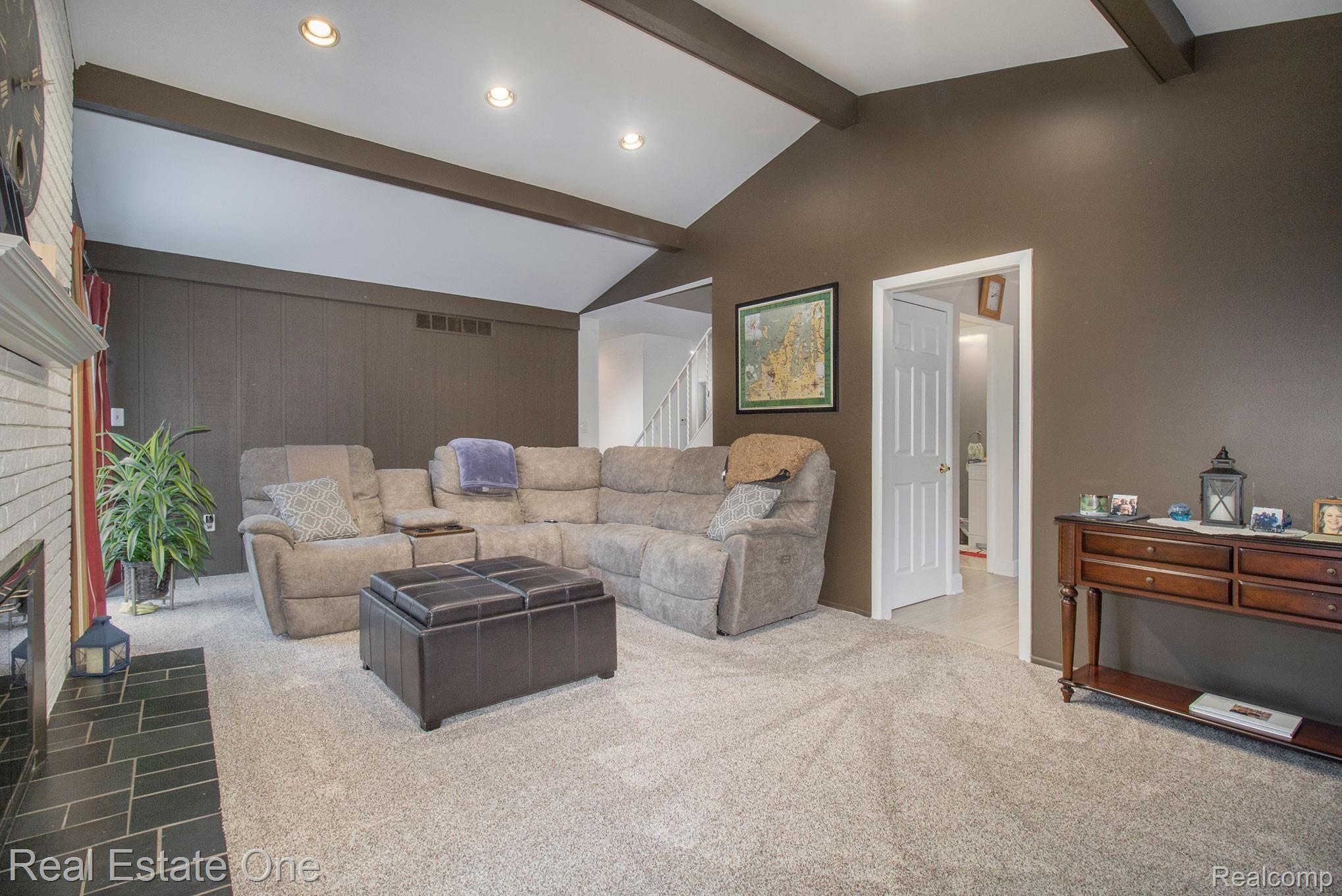 33825 Old Timber Road Farmington, MI 48331 - Photo 7 of 28 IMG_5038.jpg