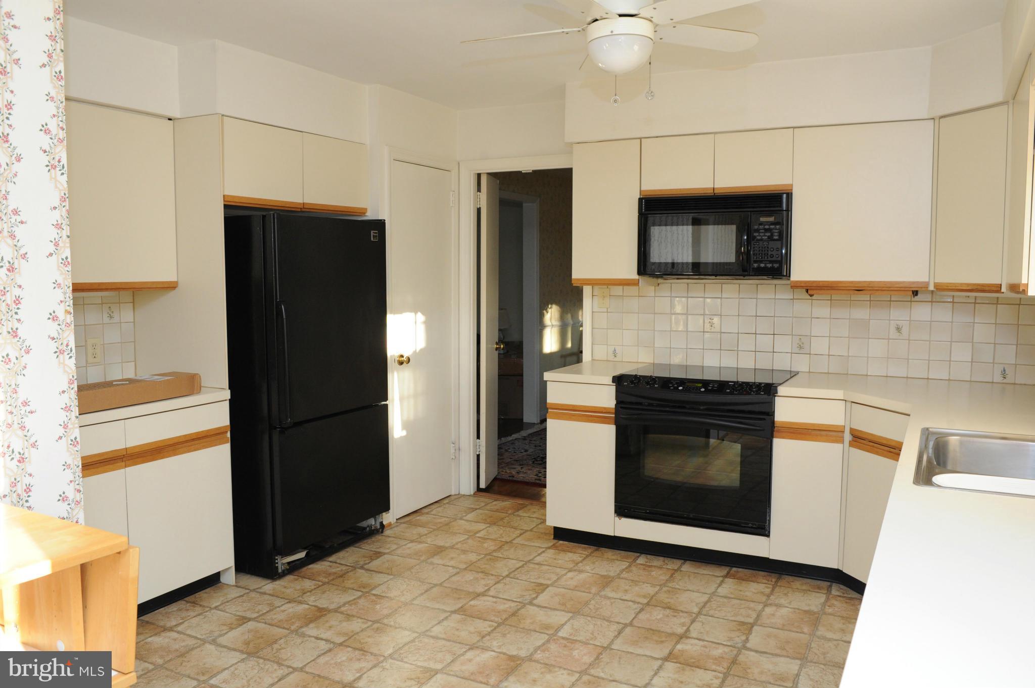7801 Foxhound Road McLean, VA 22102 - Photo 2 of 30 Kitchen