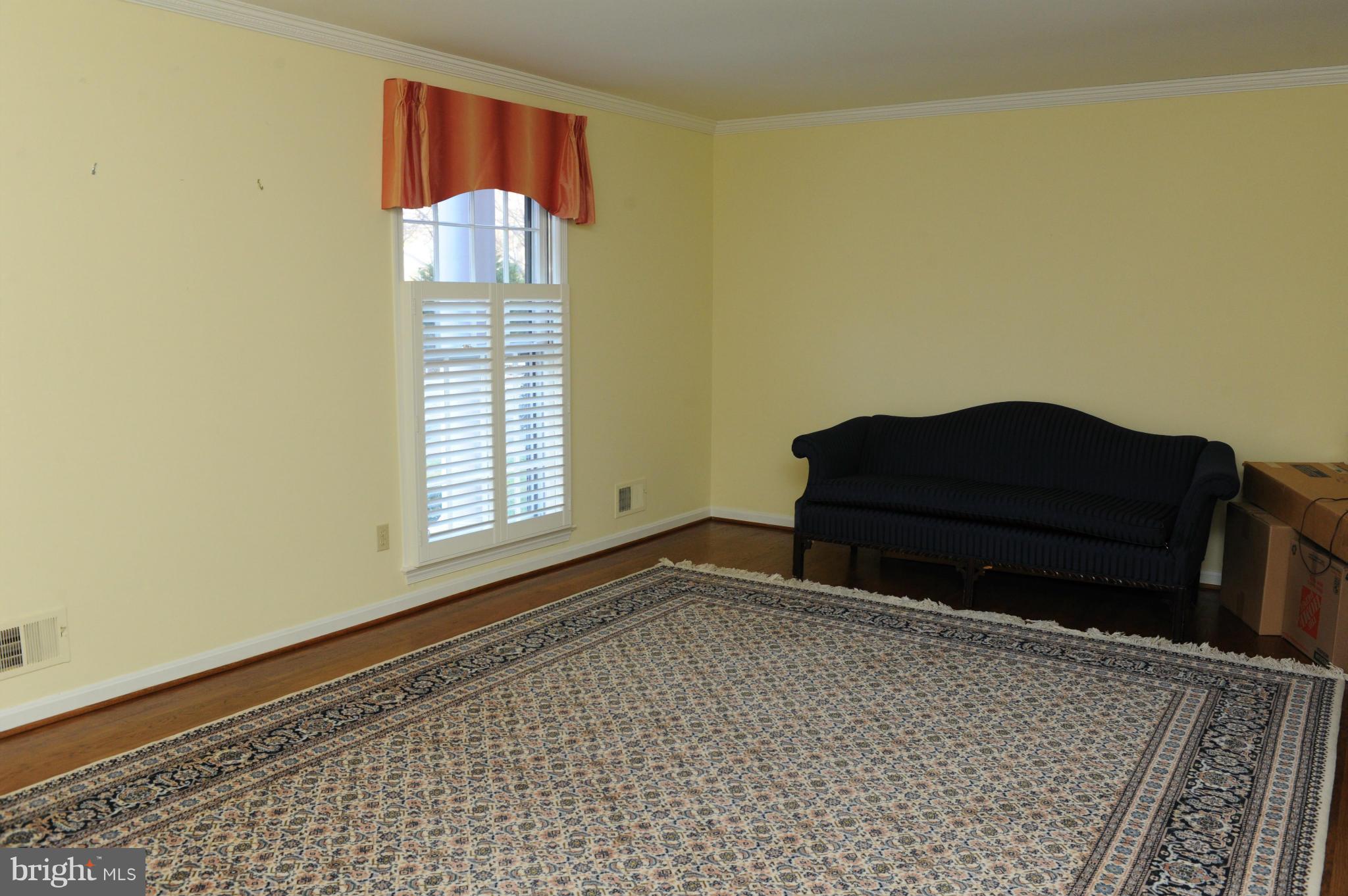 7801 Foxhound Road McLean, VA 22102 - Photo 7 of 30 Living Room