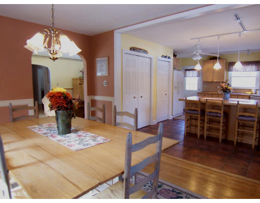 864 Amostown Road West Springfield, MA 01089 - Photo 4 of 24