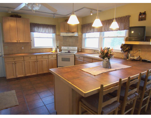 864 Amostown Road West Springfield, MA 01089 - Photo 6 of 24
