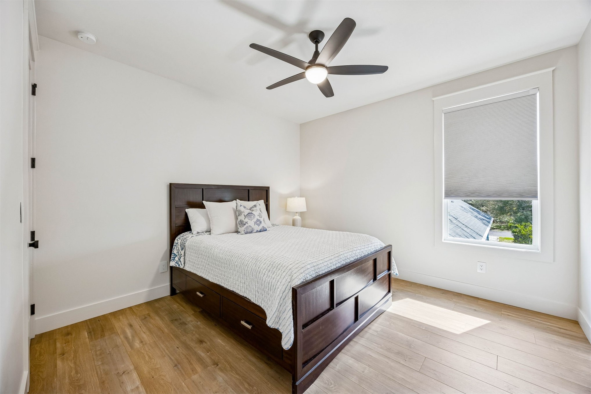 424 South 3rd Street Fernandina Beach, FL 32034 - Photo 26 of 38 a spacious bedroom with a bed and window