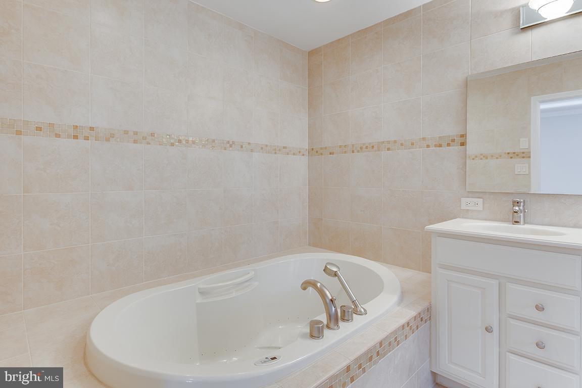 8228 Lakenheath Way Potomac, MD 20854 - Photo 20 of 41 a bathroom with a tub and sink