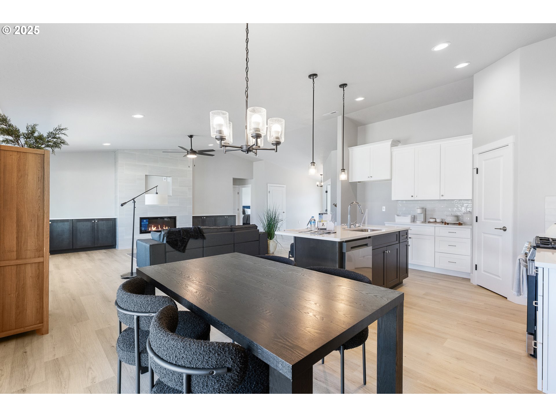 200 Tiber Street Boardman, OR 97818 - Photo 28 of 34 a large kitchen with kitchen island a table and chairs