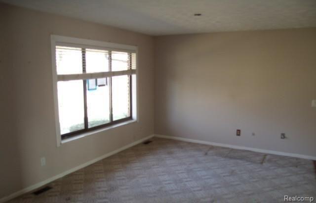 2399 Sexton Road Howell, MI 48843 - Photo 4 of 9 39415971 living Room.jpg