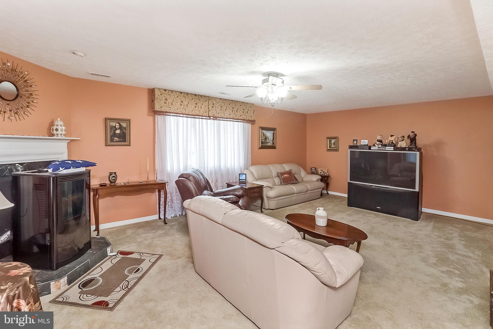 10020 South Faulkner Road Faulkner, MD 20632 - Photo 19 of 28 Living Room
