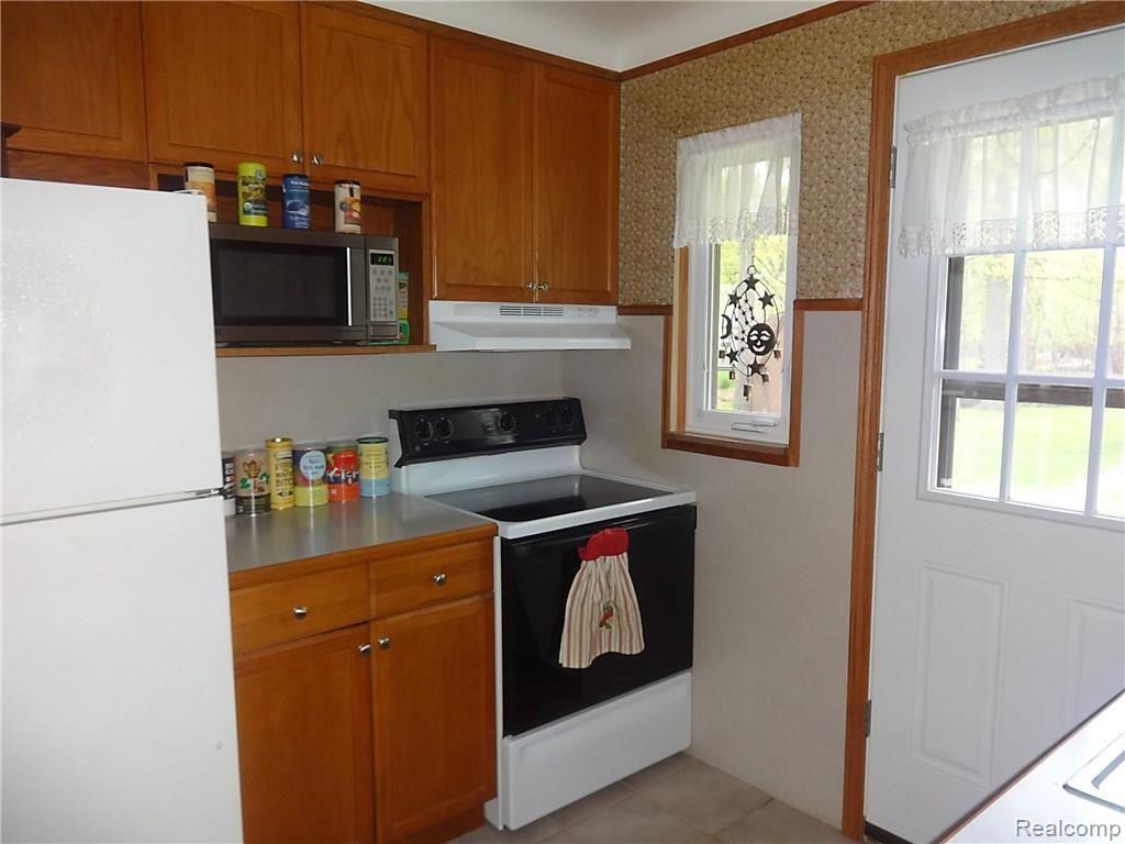 8680 Ferry Road Grosse Ile, MI 48138 - Photo 17 of 28 kitchen right.jpg