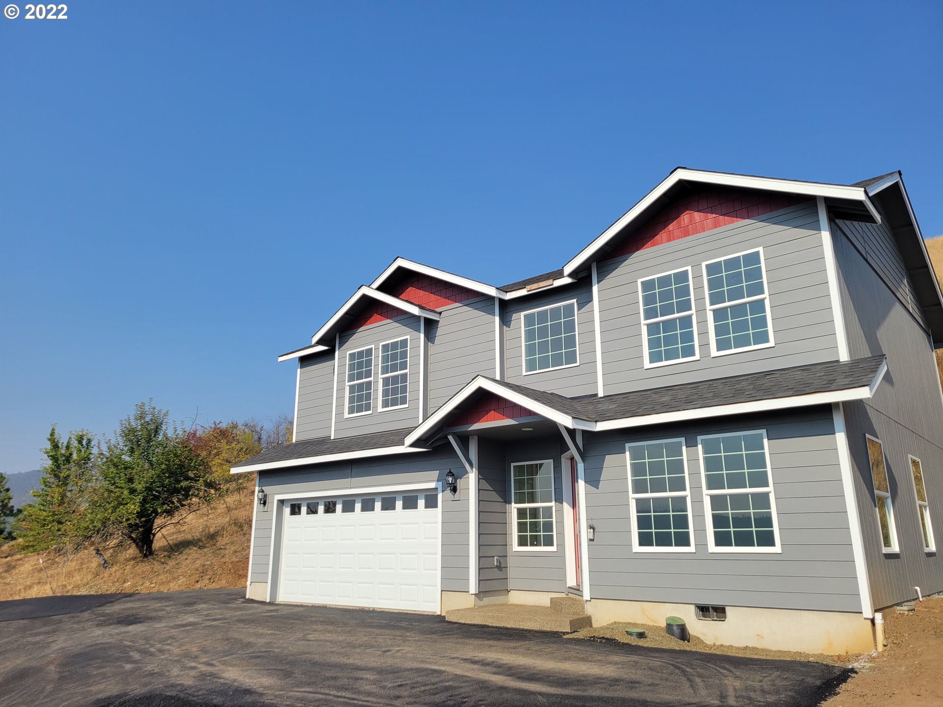 195 Armande Loop Roseburg, OR 97471 - Photo 1 of 28 a front view of a house with a garage