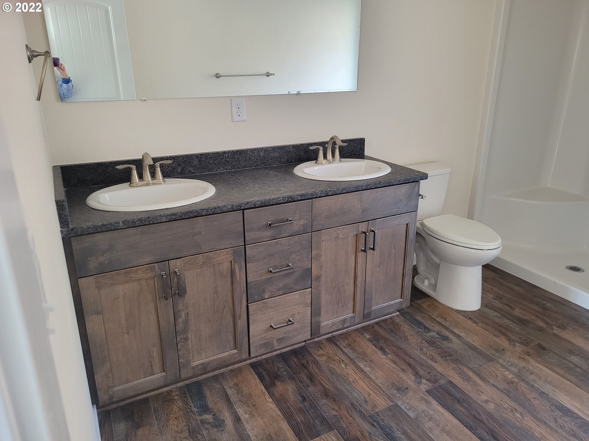 195 Armande Loop Roseburg, OR 97471 - Photo 20 of 28 a bathroom with a sink and a toilet