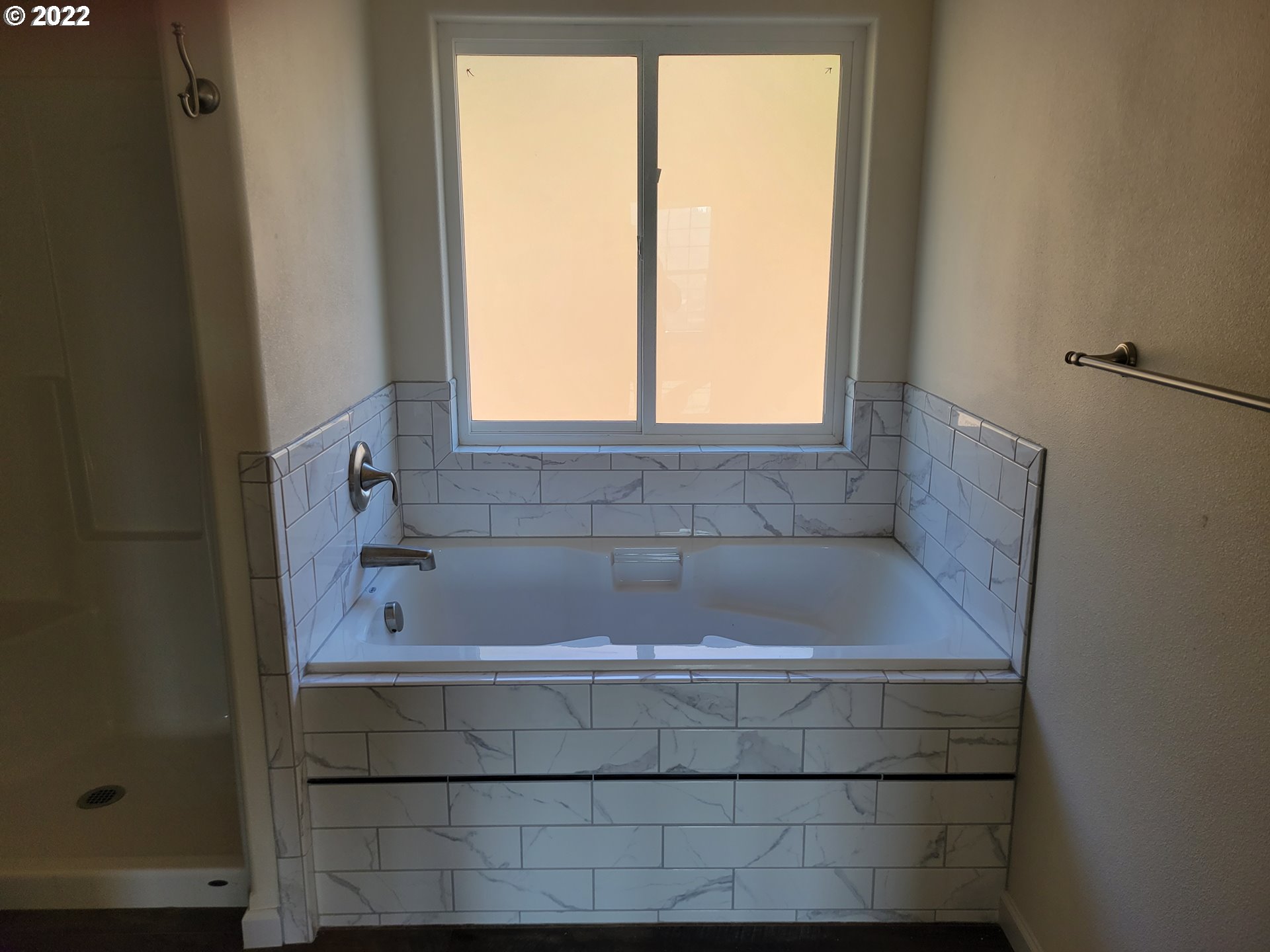 195 Armande Loop Roseburg, OR 97471 - Photo 21 of 28 a bathroom with a bathtub