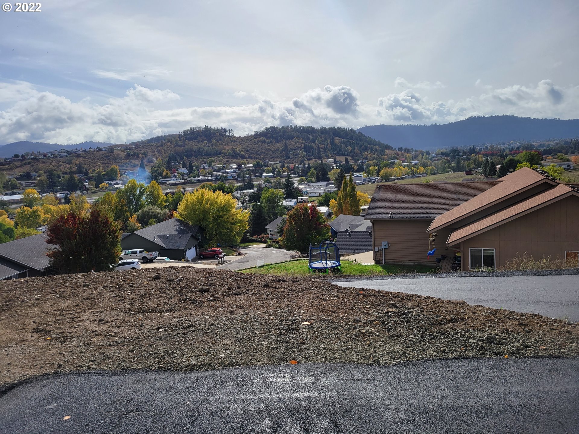 195 Armande Loop Roseburg, OR 97471 - Photo 27 of 28 a view of a terrace with a table and chairs