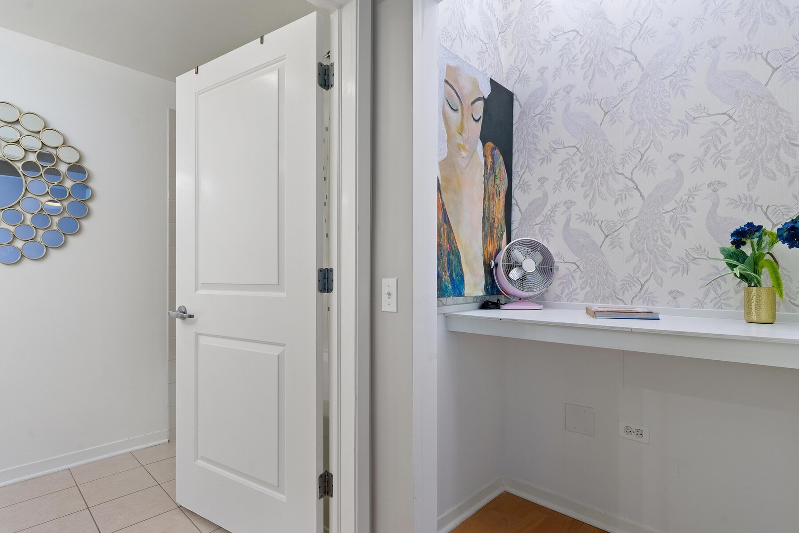 437 West Division Street, Unit 412 Chicago, IL 60610 - Photo 7 of 11 a view of a mirror