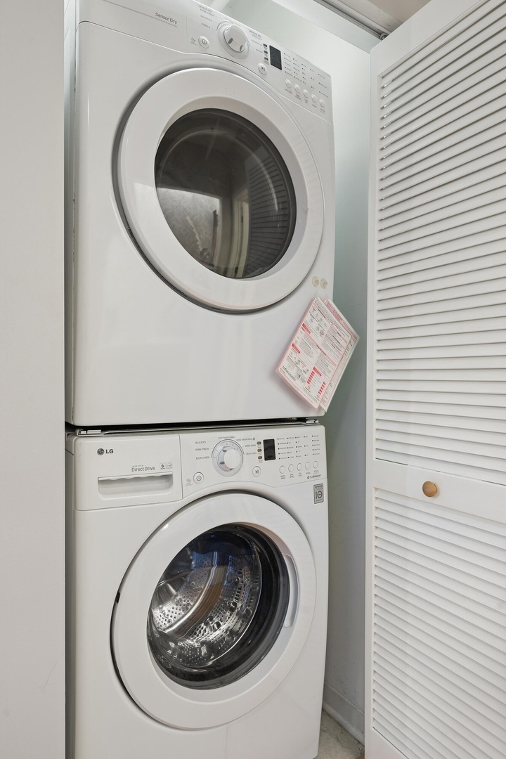 437 West Division Street, Unit 412 Chicago, IL 60610 - Photo 8 of 11 a utility room with dryer and washer