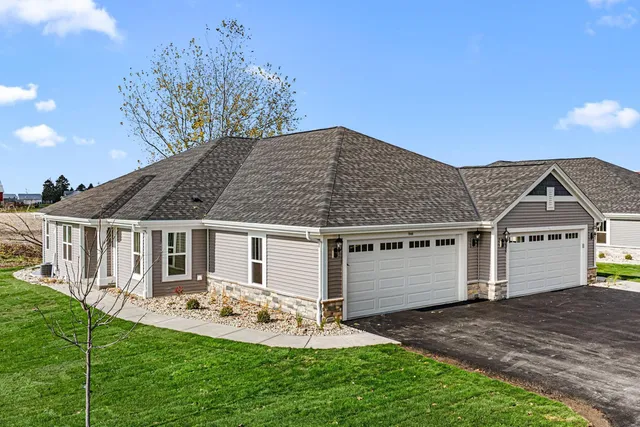 $397,900 | 544 Hunter Oaks Boulevard, Unit 601, Watertown, WI 53094