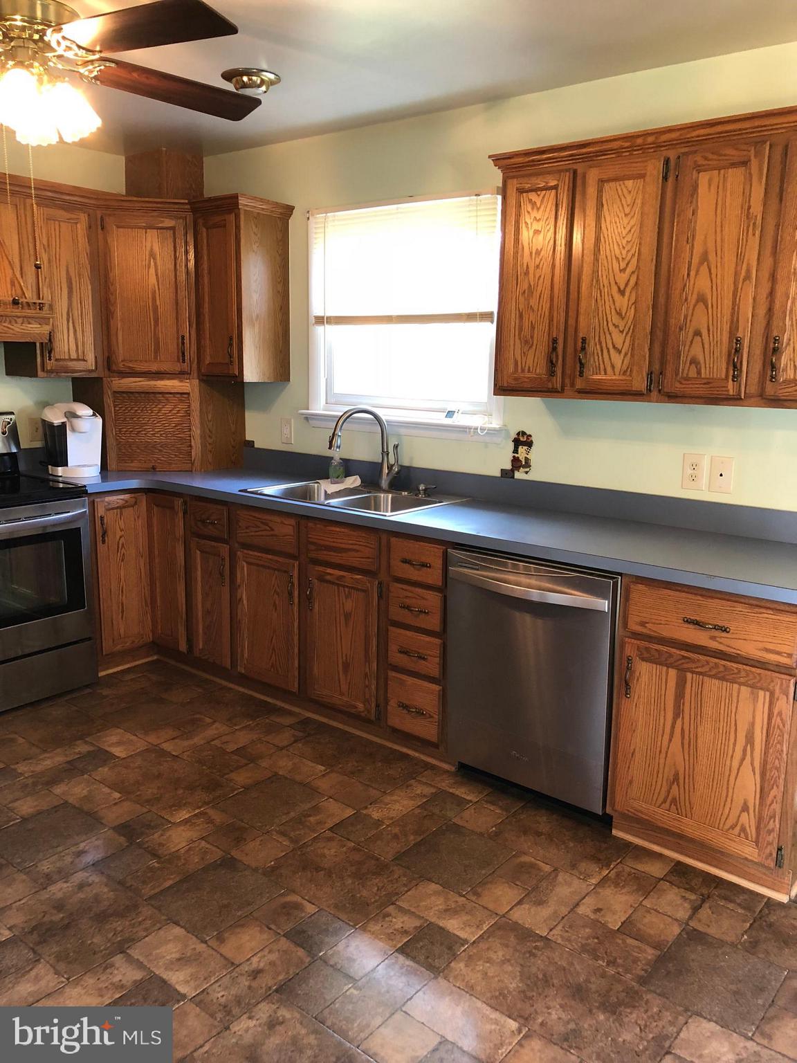 10628 Old Frederick Road Thurmont, MD 21788 - Photo 17 of 45 Large eat-in kitchen.