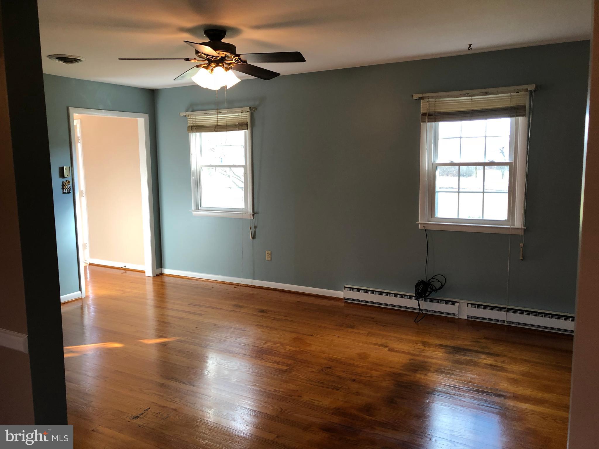 10628 Old Frederick Road Thurmont, MD 21788 - Photo 9 of 45 Spacious living room.