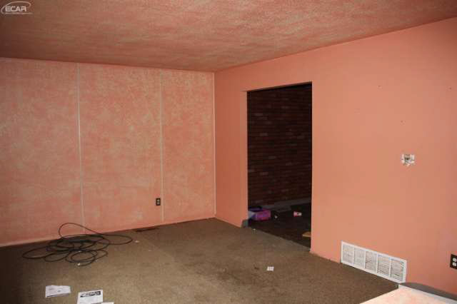 2730 East Pierson Road Flint, MI 48506 - Photo 2 of 16 21194711-1.JPG