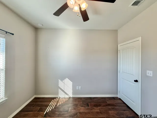 $1,950 | 325 Kingdom Boulevard, Lindale, TX 75771