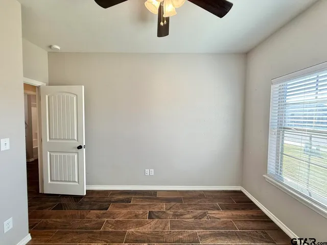 $1,950 | 325 Kingdom Boulevard, Lindale, TX 75771