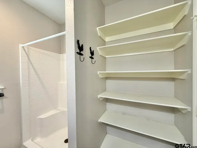 $1,950 | 325 Kingdom Boulevard, Lindale, TX 75771