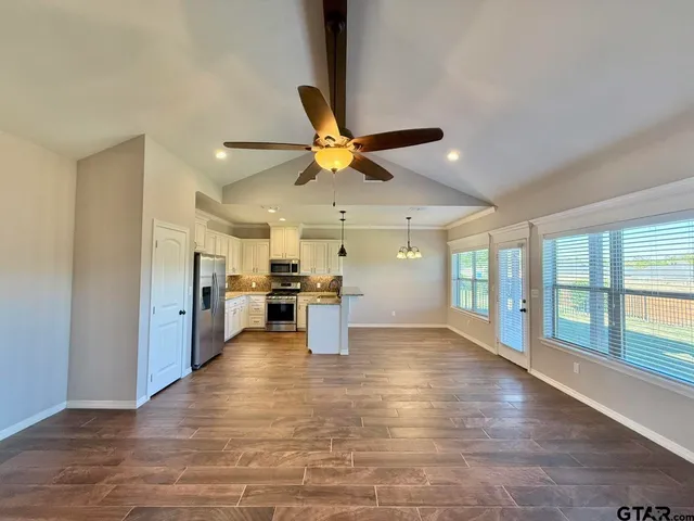 $1,950 | 325 Kingdom Boulevard, Lindale, TX 75771