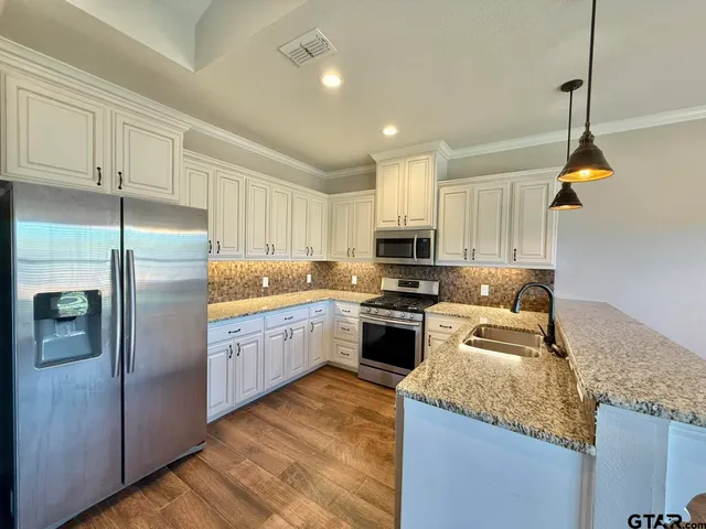 $1,950 | 325 Kingdom Boulevard, Lindale, TX 75771