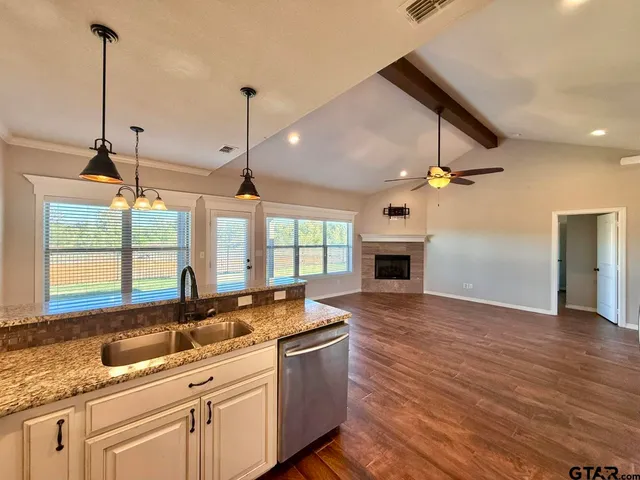 $1,950 | 325 Kingdom Boulevard, Lindale, TX 75771