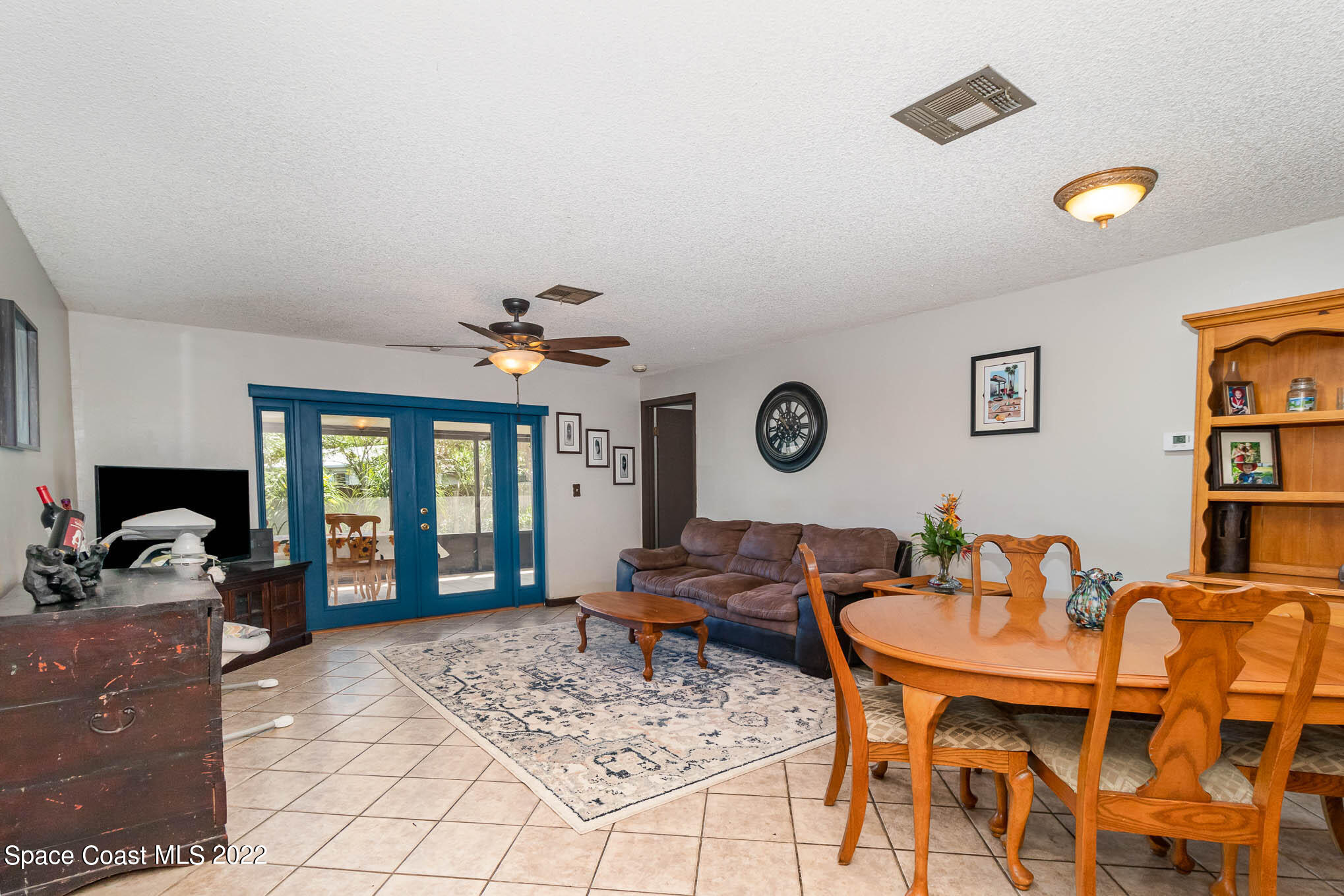 2539 Fulton Court Melbourne, FL 32935 - Photo 3 of 19 a living room with furniture two window and a table