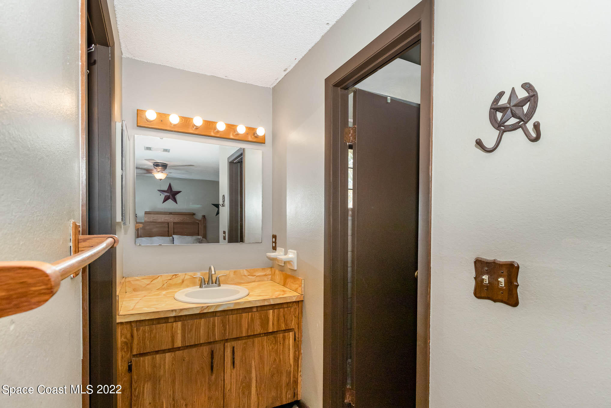 2539 Fulton Court Melbourne, FL 32935 - Photo 10 of 19 a bathroom with a tub and a mirror