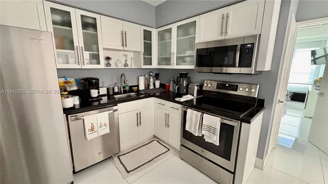$630,000 | 5700 Collins Avenue, Unit 11B, Miami Beach, FL 33140