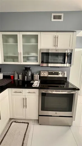 $630,000 | 5700 Collins Avenue, Unit 11B, Miami Beach, FL 33140