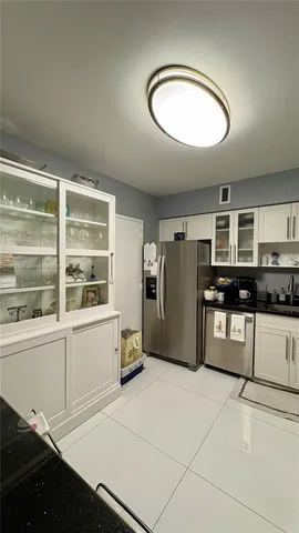 $630,000 | 5700 Collins Avenue, Unit 11B, Miami Beach, FL 33140